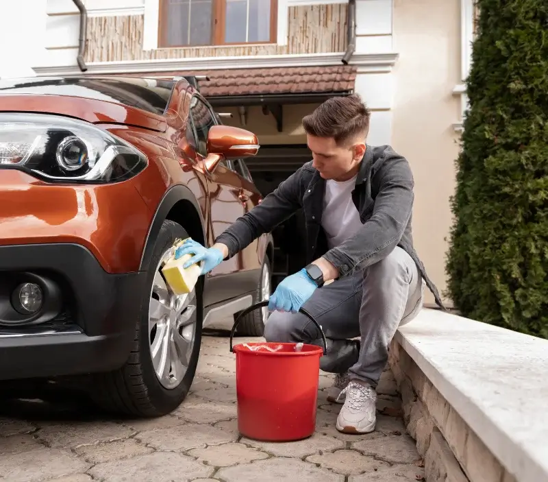 Lavage auto à domicile Saint-Léonard-de-Noblat : professionnel intervenant sur un véhicule